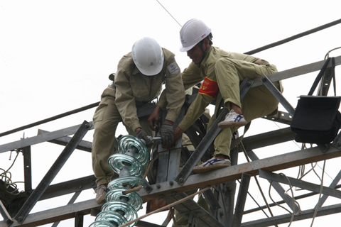 Thi c&ocirc;ng thay gi&agrave;n thanh c&aacute;i v&agrave; thiết bị điện cao &aacute;p ngăn lộ 110kV tại Đ&agrave; Nẵng (Ảnh QT)