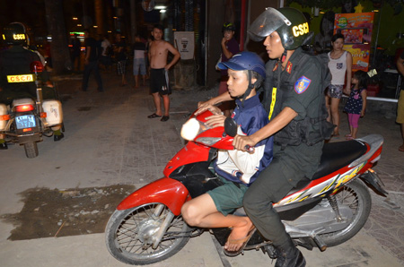 Nhiều thanh ni&ecirc;n bị khống chế đưa về trụ sở lập bi&ecirc;n bản (Ảnh: Đ&igrave;nh Thảo/D&acirc;n Tr&iacute;)