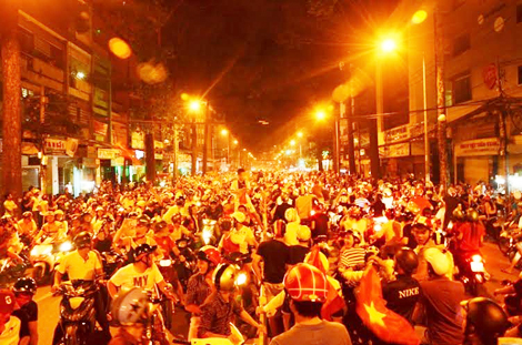 H&igrave;nh ảnh xuống đường của người h&acirc;m mộ