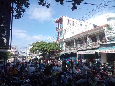 Người d&acirc;n hiếu kỳ tụ tập xung quanh th&ugrave;ng carton g&acirc;y &aacute;ch tắc giao th&ocirc;ng (Ảnh: B&aacute;o Kh&aacute;nh H&ograve;a)