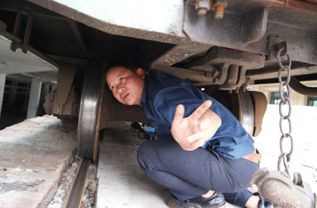 Ng&agrave;y n&agrave;o anh Sơn cũng phải lom khom dưới gầm t&agrave;u