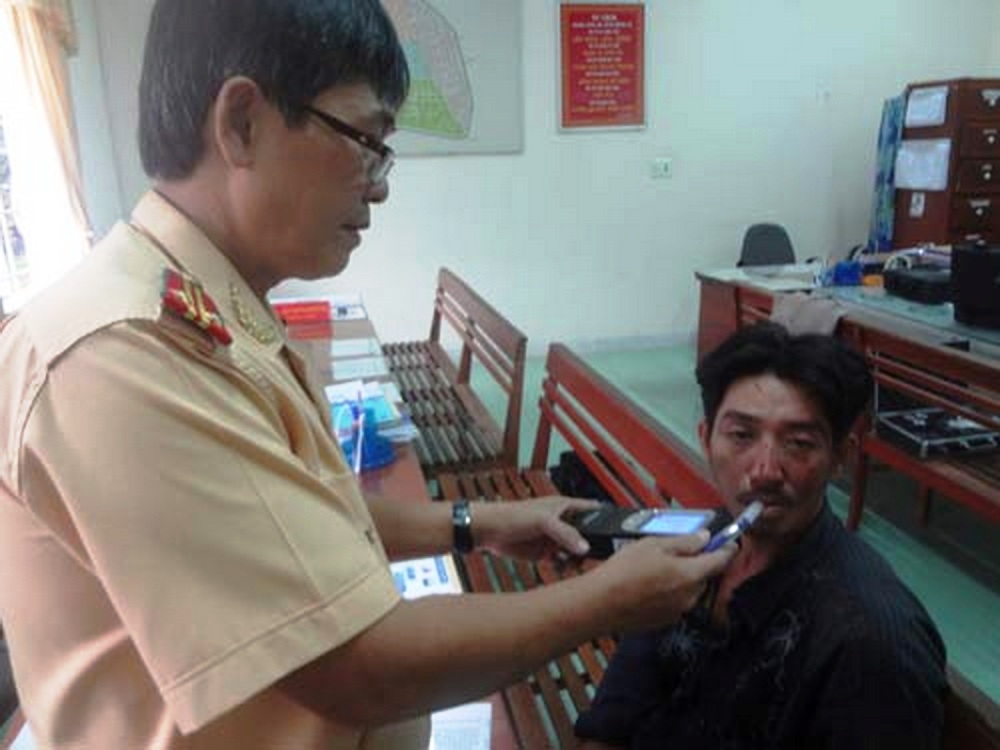 Đo nồng độ cồn t&agrave;i xế Minh