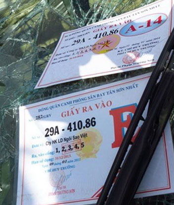 Giấy ra v&agrave;o được d&aacute;n ngay tr&ecirc;n k&iacute;nh xe