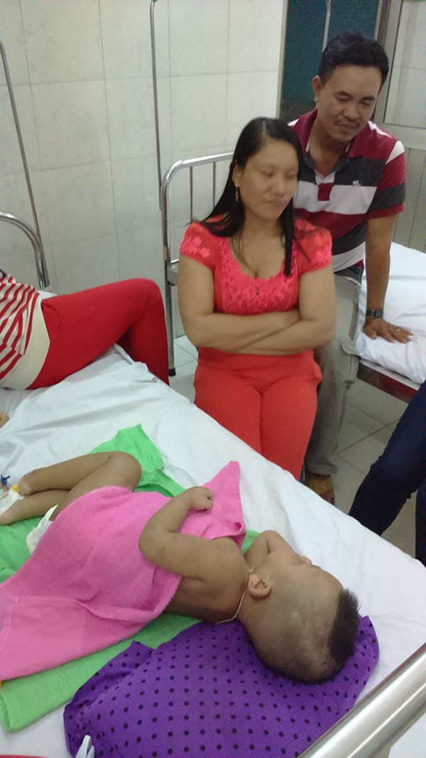 Chị Nhung đang chăm s&oacute;c ch&aacute;u Kh&ocirc;i (Ảnh: D&acirc;n Việt)