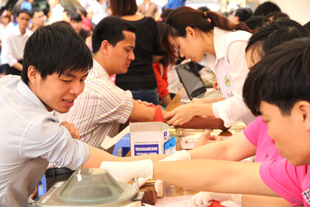 Đo&agrave;n vi&ecirc;n thanh ni&ecirc;n Viện CL&PT GTVT tham gia hiến m&aacute;u t&igrave;nh nguyện