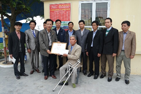 Chủ tịch C&ocirc;ng đo&agrave;n VNR Mai Th&agrave;nh Phương trao Bằng khen cho &ocirc;ng X&aacute;