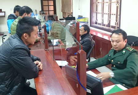 L&agrave;m thủ tục tại ph&ograve;ng một cửa Cảng vụ H&agrave;ng hải Hải Ph&ograve;ng Ảnh: Trung Th&agrave;nh