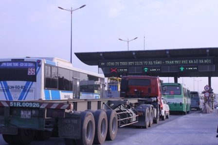 &Ugrave;n ứ bắt đầu từ trạm thu ph&iacute; XLHN