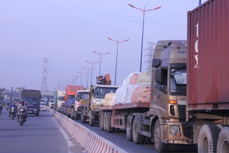 Nhiều &ocirc; t&ocirc; chạy cả v&agrave;o đường d&agrave;nh cho xe m&aacute;y