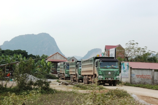 Tuy nhi&ecirc;n, b&ecirc;n cạnh c&aacute;c doanh nghiệp đ&atilde; thực hiện tốt việc chở qu&aacute; tải trọng th&igrave; c&oacute; kh&ocirc;ng &iacute;t c&aacute;c doanh nghiệp kh&aacute;c cũng t&igrave;m c&aacute;ch đối ph&oacute;, n&eacute; trốn lực lượng TTGT