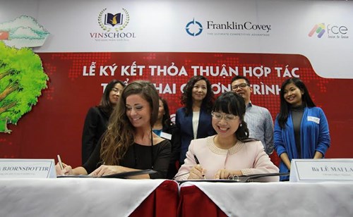 B&agrave; Ella Bjornsdottir, Gi&aacute;m đốc điều h&agrave;nh Tập đo&agrave;n Franklin Covey v&ugrave;ng Trung Đ&ocirc;ng v&agrave; Ch&acirc;u &Aacute; v&agrave; b&agrave; L&ecirc; Mai Lan &ndash; Chủ tịch Hệ thống gi&aacute;o dục Vinschool v&agrave; k&yacute; kết thỏa