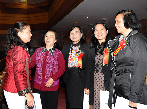 CBCNVC đã nghỉ hưu của Viện chia vui trong Lễ Kỷ niệm 40 năm thành lập