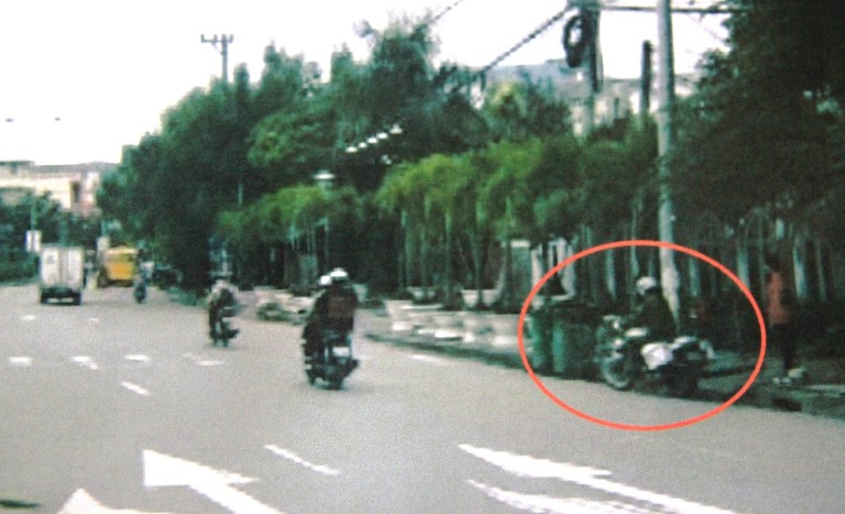 Hoặc c&oacute; cũng như kh&ocirc;ng. Vị tr&iacute; xe kh&aacute;ch m&agrave;u v&agrave;ng dừng đ&oacute;n kh&aacute;ch chỉ c&aacute;ch xe m&ocirc; t&ocirc;, lực lượng CSTT chừng v&agrave;i chục m&eacute;t (ảnh cắt từ clip ng&agrave;y 5/12)