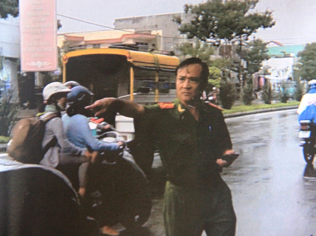 Ph&oacute; ph&ograve;ng PC64B kh&ocirc;ng mũ, gậy d&ugrave;ng xe &ocirc; t&ocirc; CSTT chặn xe 43S-7356 (ảnh cắt từ clip ng&agrave;y 15/11) 