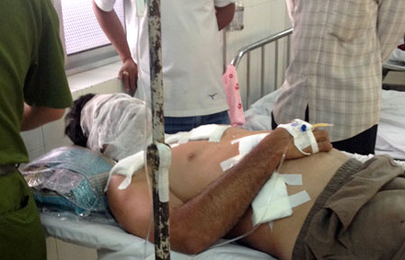 &Ocirc;ng V&otilde; Duy Kh&aacute;nh đang được cấp cứu tại bệnh viện