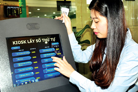 Người d&acirc;n lấy số thứ tự l&agrave;m thủ tục cấp đổi GPLX