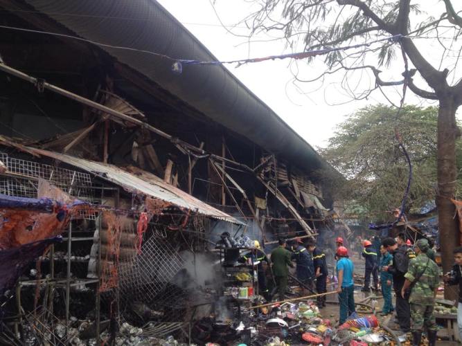 Nửa chợ Nhật T&acirc;n bị thi&ecirc;u trui