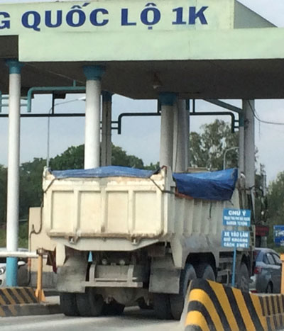 Xe ben 60V-6616 chở đ&aacute; qua Trạm thu ph&iacute; QL1K