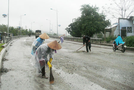 Lực lượng thi c&ocirc;ng khẩn trương khắc phục, đảm bảo ATGT tại những vị tr&iacute; cầu bị hư hại
