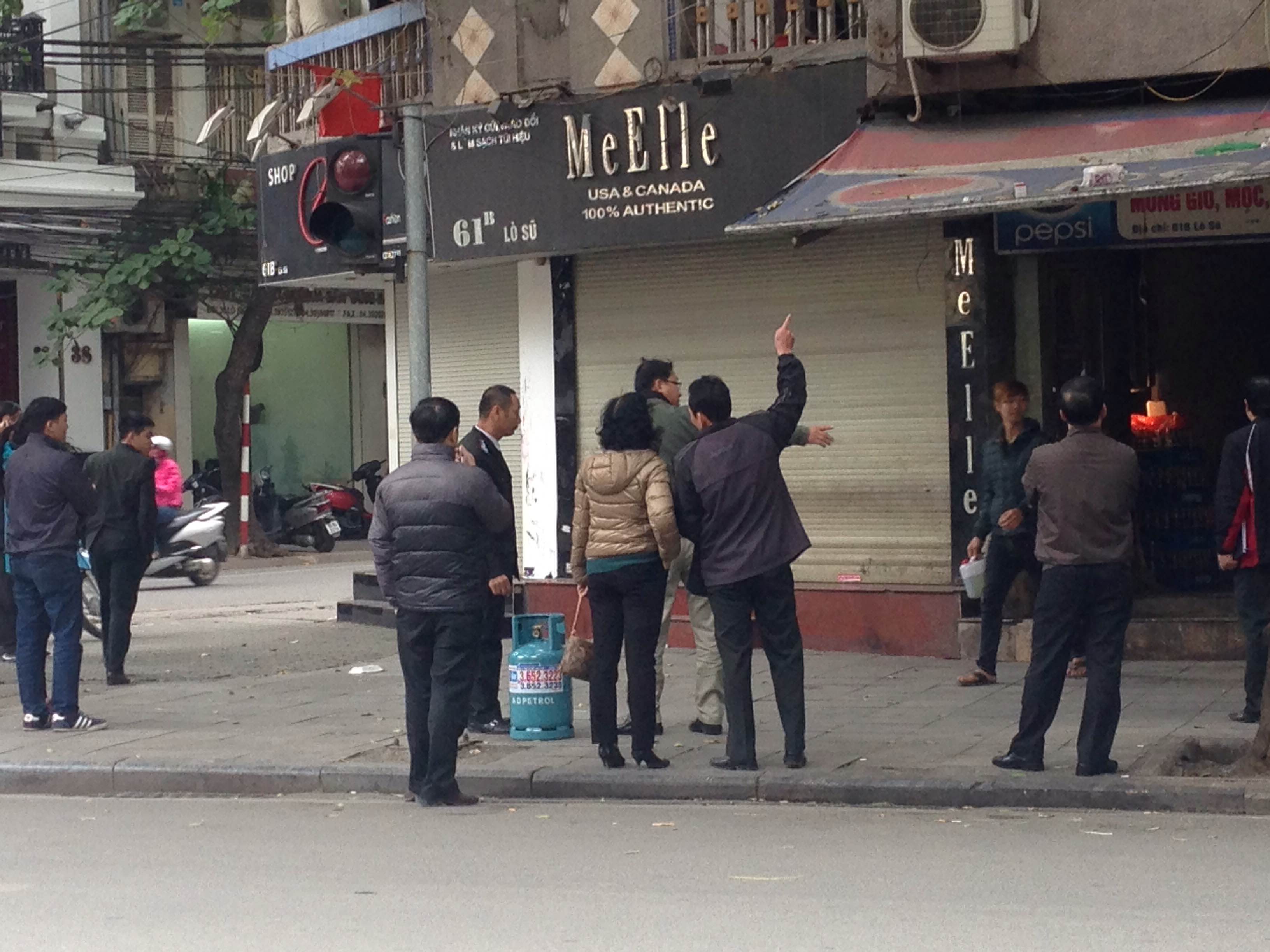 Lực lượng chức năng thu được hai b&igrave;nh gas v&agrave; một can xăng mang ra ngo&agrave;i