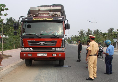 Lực lượng li&ecirc;n ng&agrave;nh c&acirc;n kiểm tra tải trọng phương tiện