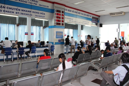 Nhiều h&agrave;nh kh&aacute;ch đến ga nhận v&eacute; t&agrave;u Tết sau khi đ&atilde; đặt v&eacute; th&agrave;nh c&ocirc;ng qua mạng.