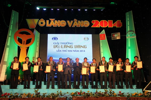 &Ocirc;ng Hồ Trọng Ngũ, Ph&oacute; chủ nhiệm Ủy ban An ninh Quốc ph&ograve;ng v&agrave; Thứ trưởng Bộ GTVT Nguyễn Văn C&ocirc;ng trao giải cho 12 doanh nghiệp