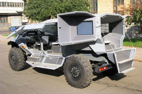 Thay v&agrave;o đ&oacute;, c&aacute;c cửa b&ecirc;n h&ocirc;ng v&agrave; đằng đu&ocirc;i được thiết kế để ki&ecirc;m lu&ocirc;n nhiệm vụ l&agrave;m bậc thang l&ecirc;n, xuống xe. Phần đu&ocirc;i của chiếc SUV n&agrave;y cũng &ldquo;chẳng giống ai&rdquo;. Trang mạng Sina v&iacute; von chiếc xe tr&ocirc;ng như một &ldquo;con gi&aacute;n&rdquo;.