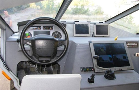 Nội thất b&ecirc;n trong xe kh&aacute; hiện đại với 3 m&agrave;n h&igrave;nh LCD đa chức năng. C&aacute;c m&agrave;n h&igrave;nh n&agrave;y d&ugrave;ng để hiển thị h&igrave;nh ảnh từ 6 camera gắn xung quanh xe.