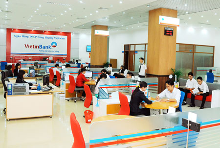Kh&aacute;ch h&agrave;ng giao dịch tại VietinBank