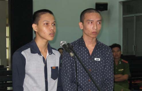 Bị c&aacute;o Tuấn v&agrave; Tiến trước v&agrave;nh m&oacute;ng ngựa