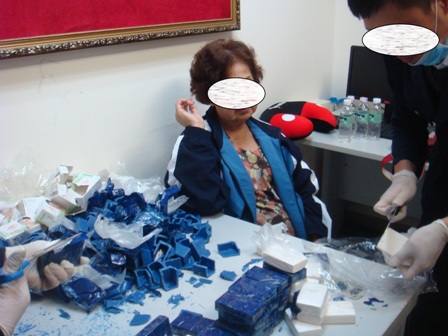 Cụ b&agrave; 71 tuổi bị bắt quả tang khi đang vận chuyển 9 b&aacute;nh heroin