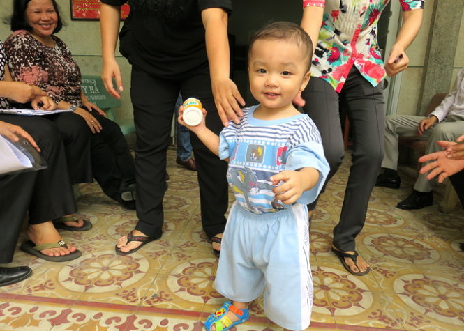 Ch&aacute;u Đinh Gia Huy tại cơ quan c&ocirc;ng an