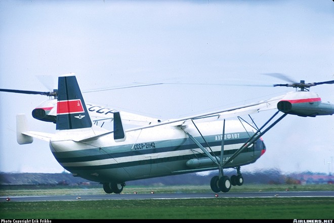 Mil V-12 l&agrave; loại trực thăng vận tải lớn nhất thế giới từng được con người chế tạo. N&oacute; chỉ c&oacute; 2 mẫu thử nghiệm do tập đo&agrave;n Mil Mi của Li&ecirc;n X&ocirc; ph&aacute;t triển song đ&atilde; lập kỷ lục Guinness m&agrave; đến nay chưa một trực thăng n&agrave;o vượt qua. Theo dữ liệu của Li&ecirc;n đo&agrave;n thể thao h&agrave;ng kh&ocirc;ng thế giới FAI, ng&agrave;y 22/2/1969, V12 đ&atilde; lập kỷ lục mang theo tải trọng h&agrave;ng h&oacute;a nặng 31 tấn l&ecirc;n độ cao 2.000 m. Ảnh: Airliners.net