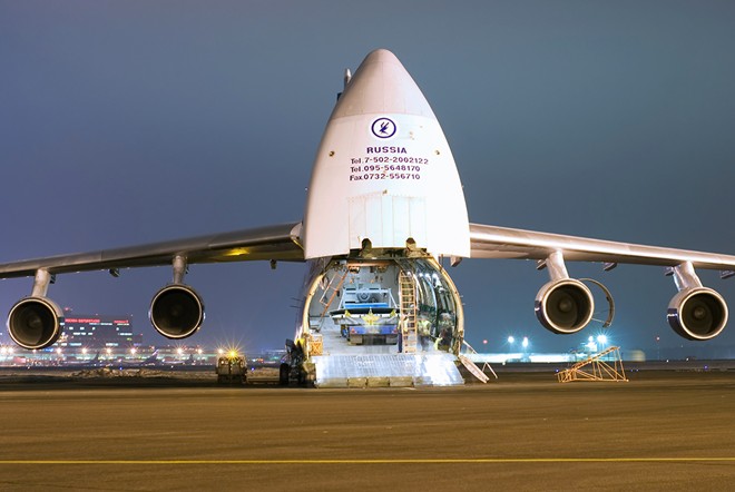 An-124 Ruslan l&agrave; m&aacute;y bay vận tải qu&acirc;n sự lớn nhất thế giới. Si&ecirc;u vận tải cơ n&agrave;y c&oacute; thể c&otilde;ng theo tải trọng h&agrave;ng h&oacute;a nặng tới 150 tấn. N&oacute; c&oacute; thể chở theo hầu hết c&aacute;c loại xe tăng-thiết gi&aacute;p, trực thăng, ti&ecirc;m k&iacute;ch c&aacute;c loại của Nga. An-124 c&ugrave;ng với IL-76 h&igrave;nh th&agrave;nh n&ecirc;n xương sống lực lượng vận tải đường kh&ocirc;ng chiến lược của Nga. Ảnh: Wikipedia