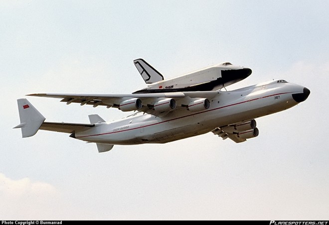  An-225 Mriya l&agrave; si&ecirc;u vận tải cơ lớn nhất thế giới từng được con người chế tạo. Ban đầu, Li&ecirc;n X&ocirc; chế tạo loại si&ecirc;u m&aacute;y bay n&agrave;y cho nhiệm vụ chuy&ecirc;n chở t&agrave;u con thoi Buran tới b&atilde;i ph&oacute;ng. Ng&agrave;y nay, n&oacute; hoạt động với vai tr&ograve; vận tải h&agrave;ng h&oacute;a si&ecirc;u trường, si&ecirc;u trọng. Theo dữ liệu của FAI, An-225 đ&atilde; lập kỷ lục thế giới với tải trọng h&agrave;ng h&oacute;a tối đa l&ecirc;n đến hơn 253 tấn v&agrave;o ng&agrave;y 11/9/2001. Ảnh: Planespotter