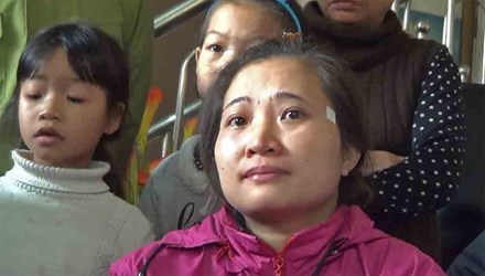 Chị Duy&ecirc;n kh&ocirc;ng cầm được nước mắt đợi th&ocirc;ng tin của con g&aacute;i.