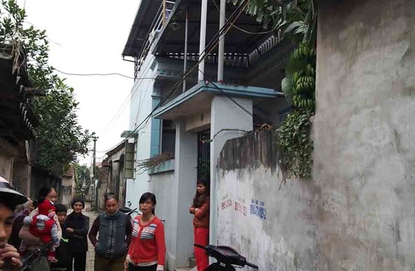 Nh&agrave; ch&aacute;u Hằng nhiều người trong th&ocirc;n đến hỏi thăm.