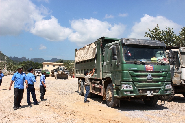 Lực lượng TTGT Cục QLĐB 2 đang kiểm tra c&aacute;c phương tiện vi phạm tr&ecirc;n tuyến đường Nghi Sơn - B&atilde;i Tr&agrave;nh