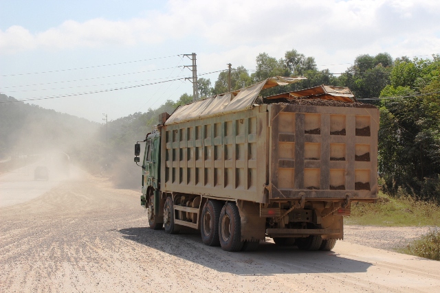 T&igrave;nh trạng những xe chở qu&aacute; tải như thế n&agrave;y vẫn đang diễn ra kh&aacute; phức tạp tr&ecirc;n tuyến đường Nghi Sơn - B&atilde;i Tr&agrave;nh