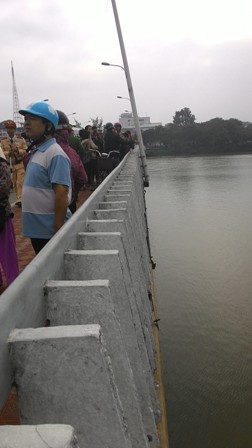 Sau khi biết th&ocirc;ng tin vụ việc người đ&agrave;n &ocirc;ng nhảy cầu bỏ lại đứa con nhỏ, rất nhiều người d&acirc;n hiếu kỳ d&otilde;i theo vụ việc