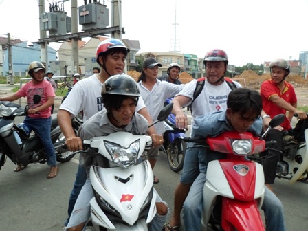 Hai hiệp sĩ đ&atilde; t&oacute;m được 2 đối tượng ở quận 2, TPHCM chuy&ecirc;n trộm k&iacute;nh &ocirc; t&ocirc;