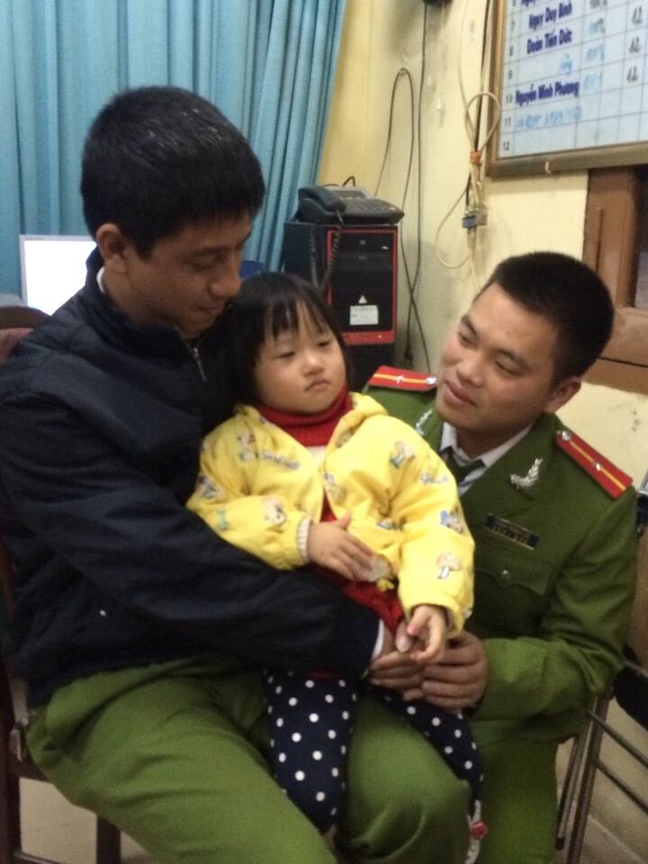 Ch&aacute;u Hằng đ&atilde; được an to&agrave;n trong v&ograve;ng tay của c&aacute;c chiến sĩ c&ocirc;ng an