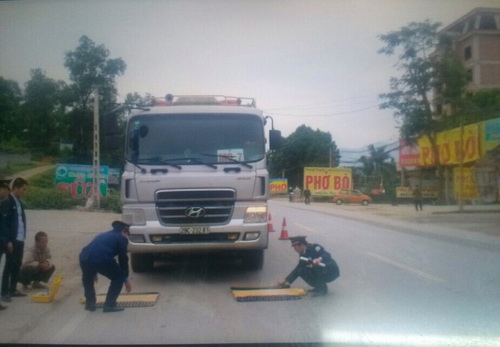 TTGT kiểm tra tải trọng xe vi phạm khi vào dự án