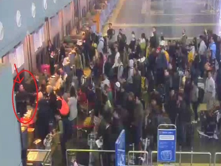 Nam thanh ni&ecirc;n ng&aacute;o đ&aacute; g&acirc;y rối tại s&acirc;n bay Nội B&agrave;i (ảnh cắt từ clip)