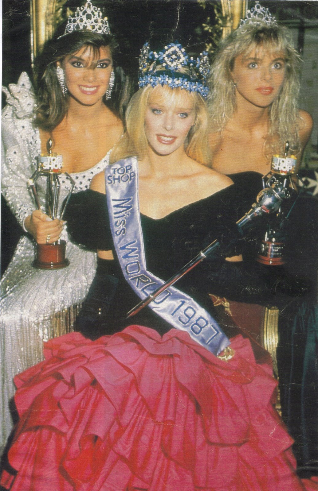 Ulla Weigerstorfer (giữa) v&agrave; hai &Aacute; hậu.