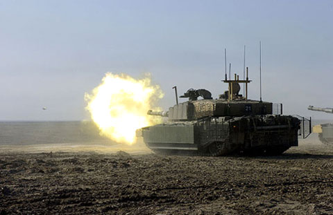 Ph&aacute;o 120mm của Challenger 2 khai hỏa.