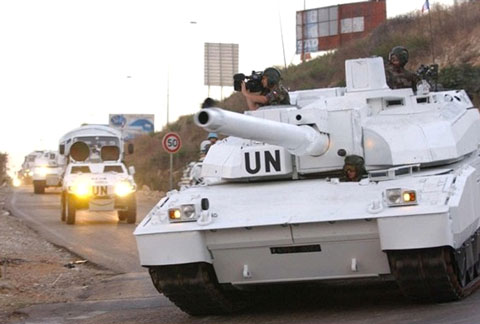 Một chiếc AMX-56 Leclerc của Qu&acirc;n đội Li&ecirc;n hợp quốc đang l&agrave;m nhiệm vụ hộ tống đo&agrave;n xe ở Afghanistan.