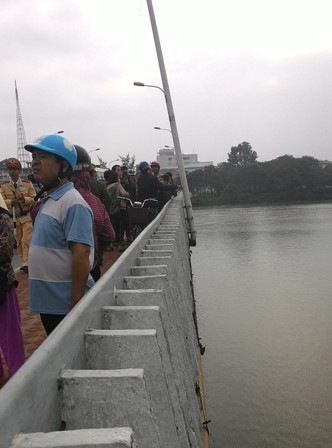 Sau 30 giờ t&igrave;m kiếm, cơ quan chức năng đ&atilde; t&igrave;m thấy thi thể người cha bỏ lại đứa con nhỏ tr&ecirc;n cầu Ph&uacute; Xu&acirc;n v&agrave; nhảy xuống s&ocirc;ng Hương tự tử