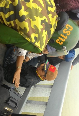 Trước l&uacute;c nhảy xuống S&ocirc;ng Hương, anh H. c&oacute; nhắn tin cho một người bạn với nội dung m&igrave;nh sẽ nhảy s&ocirc;ng tự tử v&agrave; nhờ người th&acirc;n, bạn b&egrave; chăm s&oacute;c ch&aacute;u S.